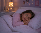 Bambina che dorme serena con le mutandine assorbenti per la pipì a letto